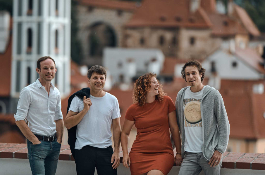 Energický folkrock, výrazné české texty a písně, které mají co říct. Přijďte si poslechnout jihočeskou kapelu Epydemye, držitelku žánrové ceny Anděl.