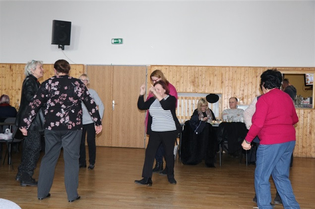 Posezení pro členy klubů k Mezinárodnímu dni seniorů, hudba, tanec.